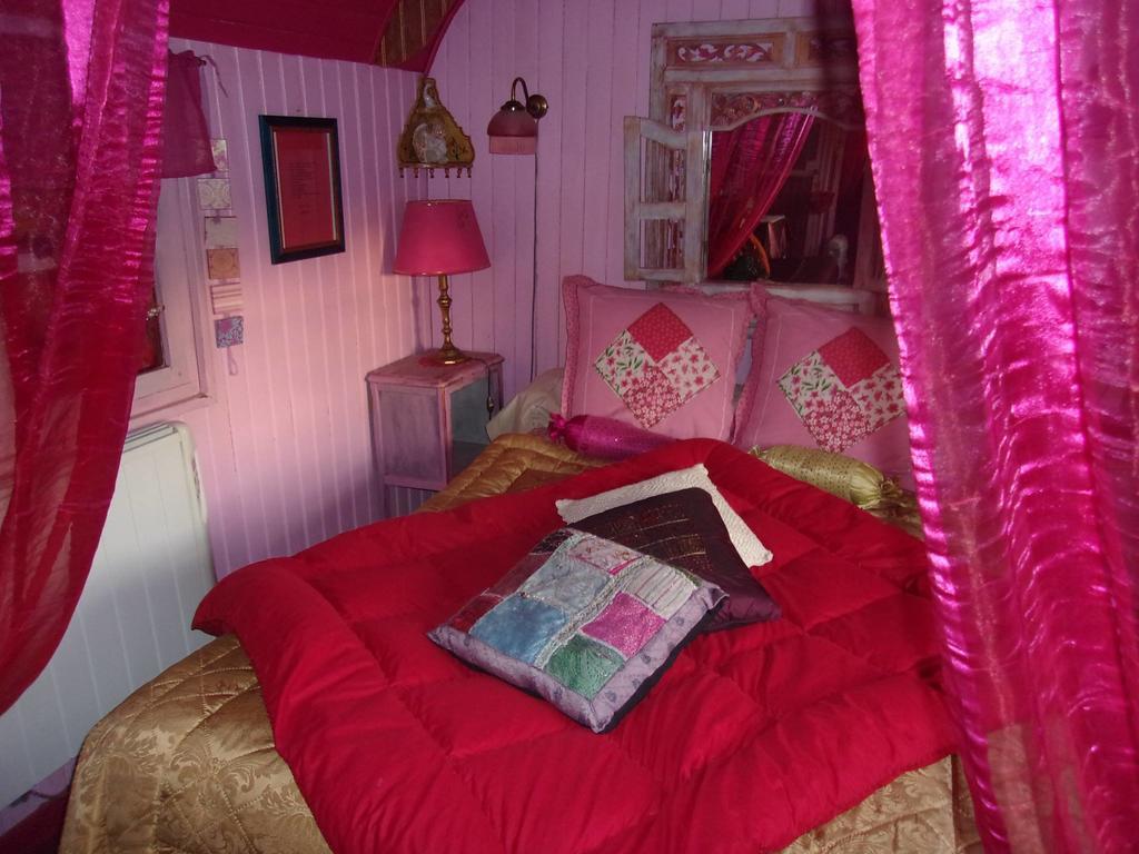 La Roulotte De Lola - Chambre D'Hotes La Celle  Екстер'єр фото