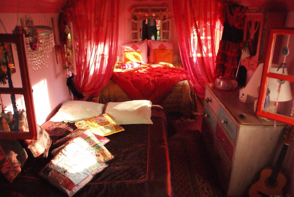 La Roulotte De Lola - Chambre D'Hotes La Celle  Екстер'єр фото